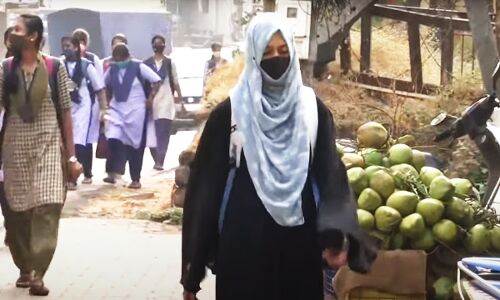 Hijab Controversy : कर्नाटक हाईकोर्ट के फैसले के बाद भी हिजाब में कॉलेज पहुंचीं  कुछ मुस्लिम लड़कियां, दोबारा खुल गए स्कूल