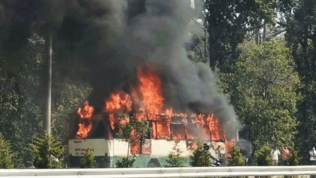 Dehradun News : बरेली जा रही बस में चलते-चलते लग गई आग, ऐसे बची 37 जान