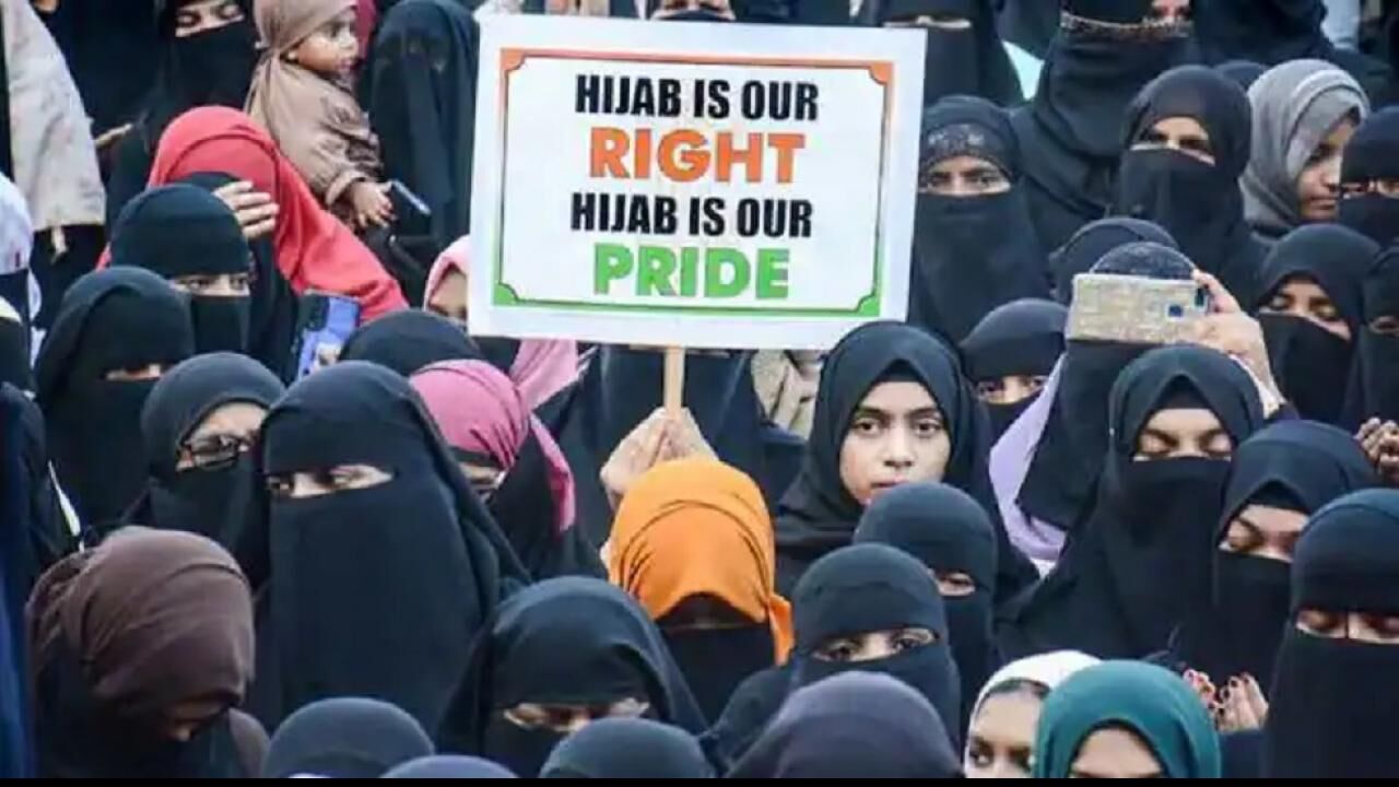 Hijab Controversy: हिजाब विवाद के फैसले पर पाकिस्तान की एंट्री, कोर्ट के फैसले को  बताया धार्मिक आजादी के खिलाफ