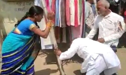 Dehri News: महिलाओं ने JDU नेता को बीच सड़क पर लात-घूसों से पीटा, जानिए क्या है मामला?