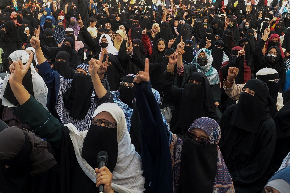 Karnataka Hijab row: हिजाब प्रदर्शन के कारण परीक्षा छोड़ने वाले छात्रों को मिलेगा एग्जाम देने का मौका