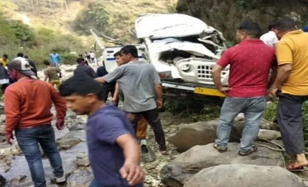 Uttarakhand News: होली खेलकर लौट रहे युवकों का वाहन खाई में गिरा, 4 की मौत,