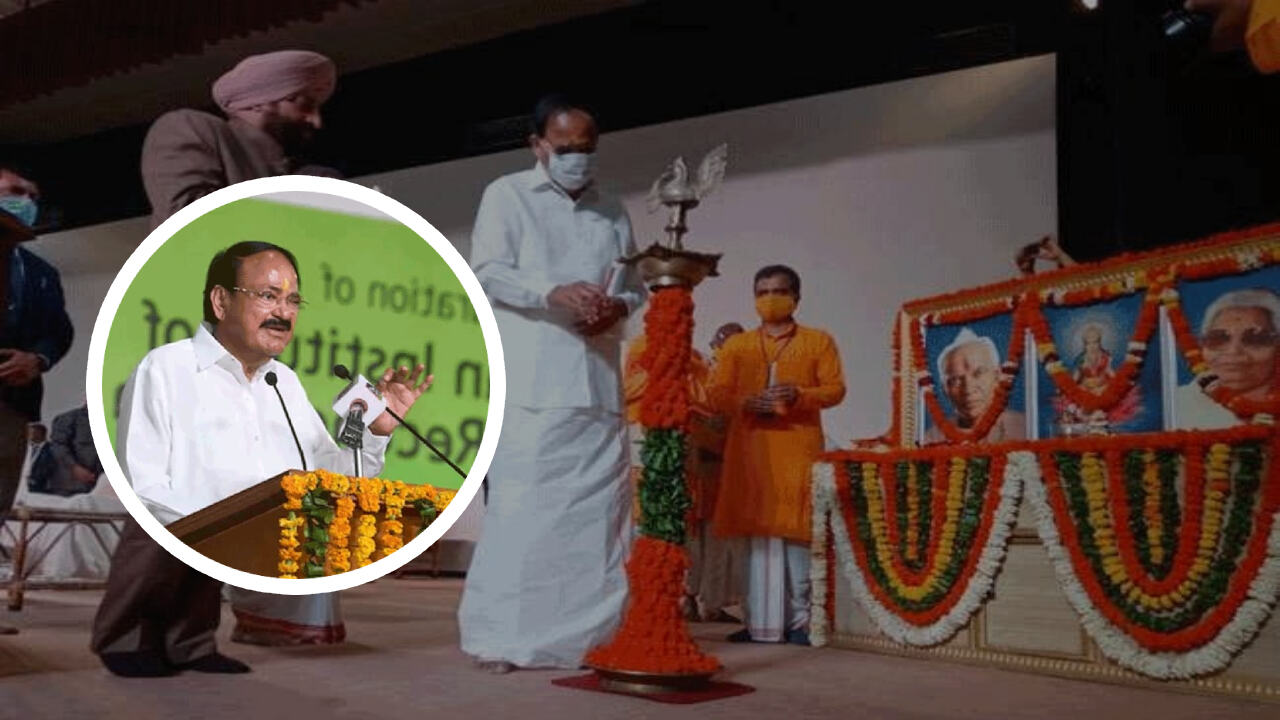 Vice President Venkaiah Naidu : शिक्षा के भगवाकरण की पैरवी में खुलकर उतरे उप-राष्ट्रपति, पूछा इसमें गलत क्या है ?