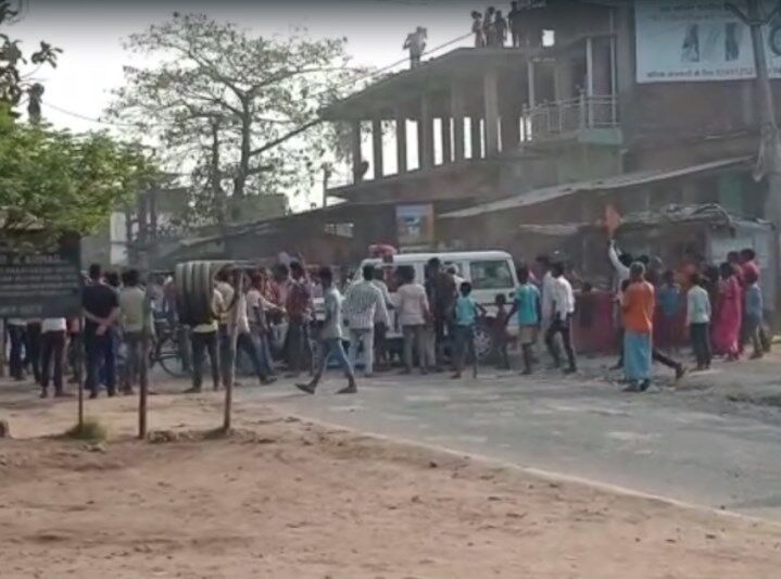 Bettiah News: बेतिया के बलथर पुलिस की पिटाई से एक युवक की मौत, आक्रोशित ग्रामीणों ने थाने में की तोड़फोड़, जीप में लगाई आग