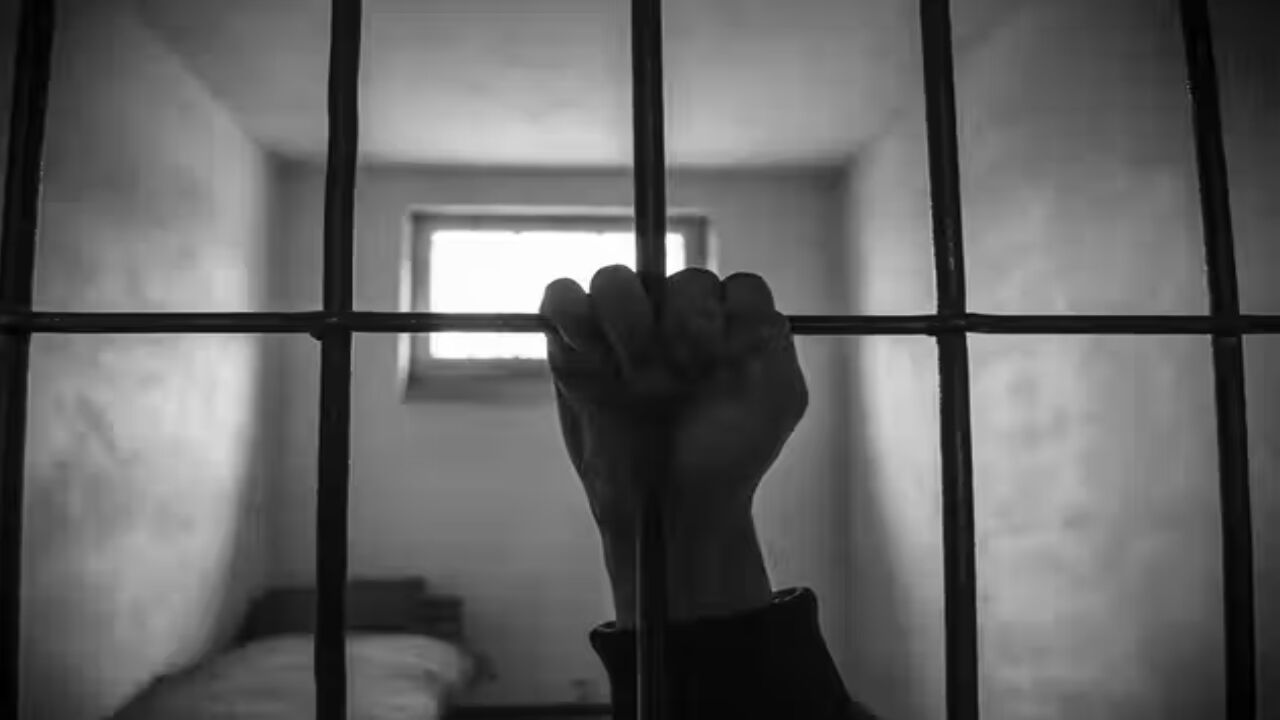 Agra News : नाबालिग होते हुए भी मिली फांसी की सजा, 13 वर्ष की उम्र से जेल में बंद बंटू को 19 साल बाद मिला न्याय