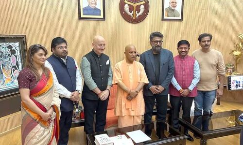 योगी आदित्यनाथ से लखनऊ में मुलाकात करती कश्मीर फाइल्स की टीम