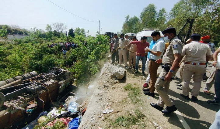 Accident in Himachal: हिमाचल के ऊना में श्रद्धालुओं से भरा ट्रक खाई में गिरा, 2 की मौत, 30 घायल