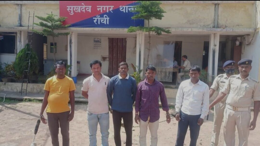 Jharkhand Crime News: रांची के हॉस्टल में तोड़फोड़ के आरोप में पुलिस ने 5 आरोपियों को किया गिरफ्तार, जानें क्या है पूरा मामला?