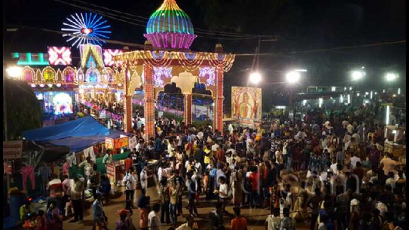 Karnataka News: हिजाब विवाद के बाद मंदिरों के मेले में मुस्लिमों के दुकान लगाने पर बैन, लगे कई बैनर Karnataka News: हिजाब विवाद के बाद मंदिरों के मेले में मुस्लिमों के दुकान लगाने पर बैन, लगे कई बैनर