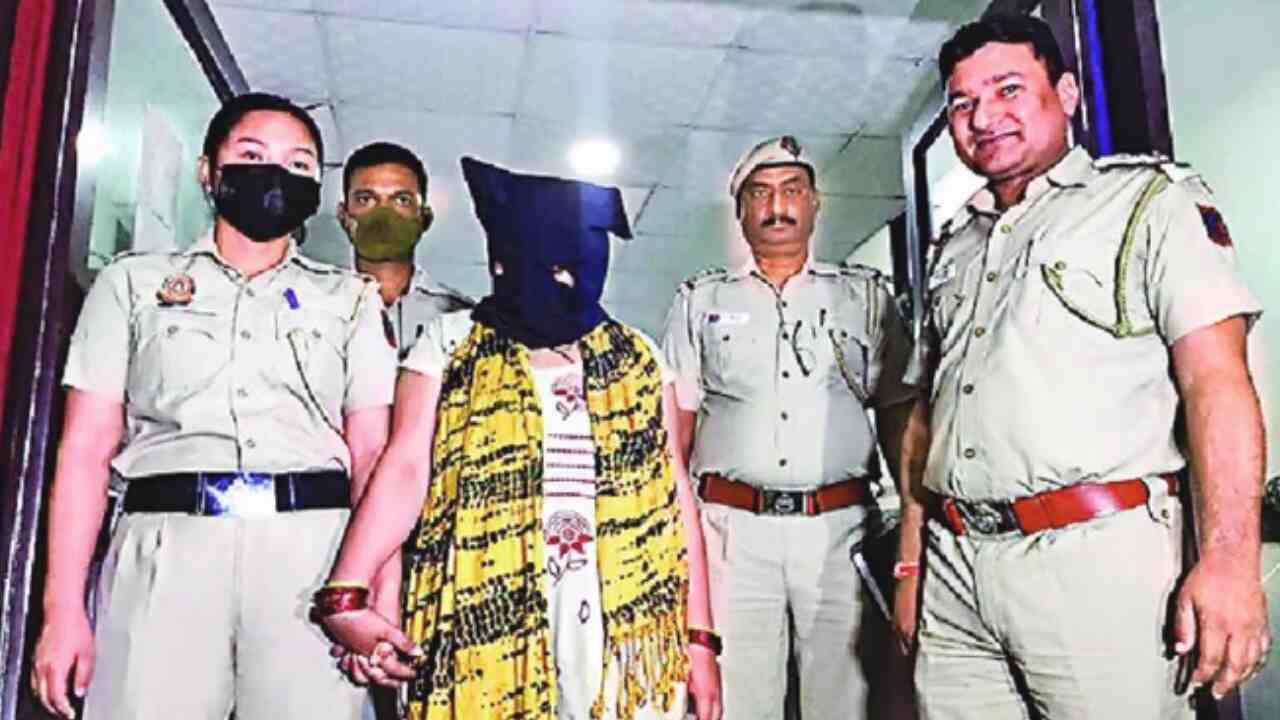 Delhi Crime News : ओवन से मिली नवजात बच्ची की मौत में नाना भी जिम्मेदार? बेटी को देता था तंत्र-मंत्र की सलाह