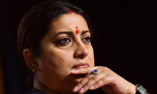 Badaun News: केंद्रीय मंत्री स्मृति ईरानी पर सोशल मीडिया में अभद्र टिप्पणी करने के आरोप में पुलिस ने एक को उठाया