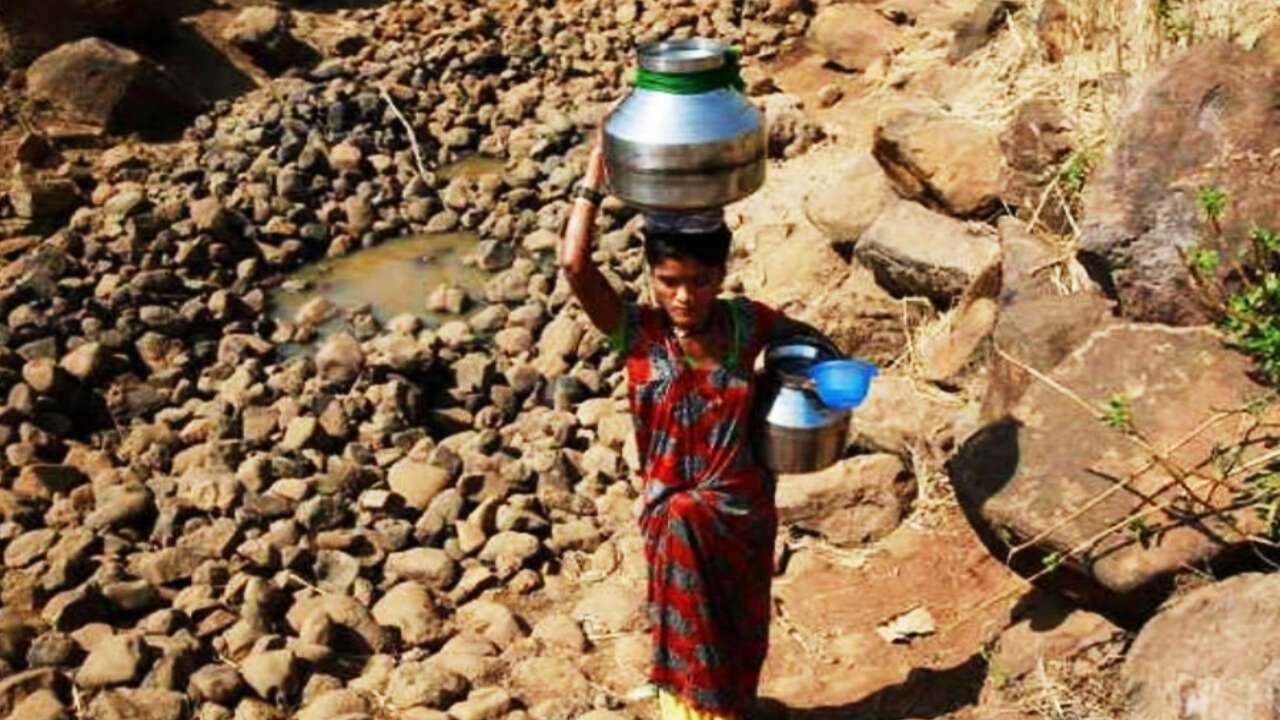 Lohardaga News : पानी के लिए तरस रहे लोहरदगा के गांव और शहर, 70 हजार से ज्यादा की आबादी प्रभावित