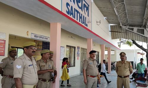 Pilibhit News : योगी बाबा के राज में पीलीभीत में ट्रेन में जीआरपी के दस्ते पर हमला, दबंगों ने घेरकर बेल्ट और डंडों से पीटा