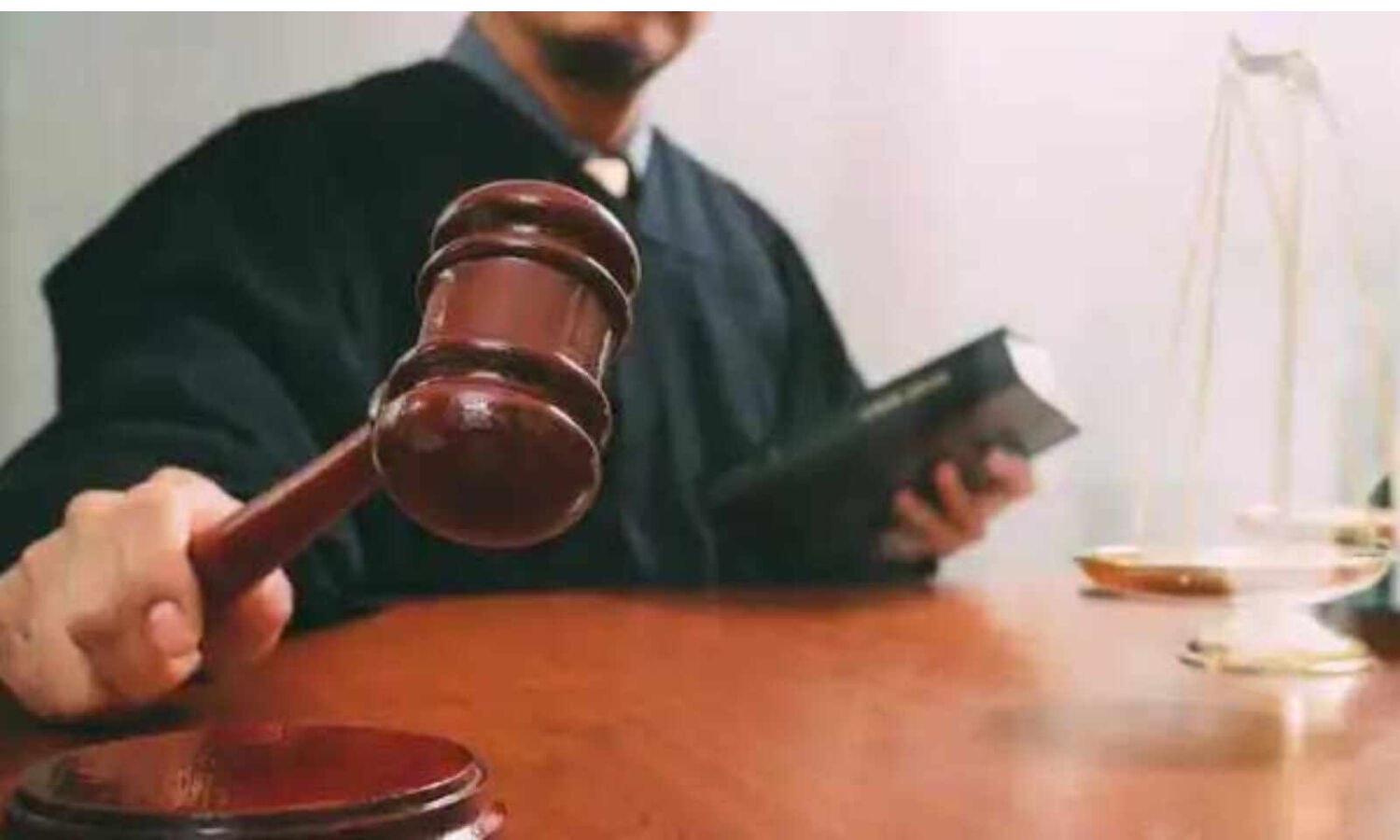 थाने में वारंट भूलकर बंदी को अदालत लेकर पहुंचे पुलिसवालों ने जब जेब मे डाला हाथ तो उड़े तोते.. जज ने दी जमानत