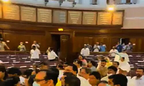 Bengal Assembly Fight: बंगाल विधानसभा में टीएमसी और बीजेपी विधायकों के बीच मारपीट, BJP के इतने विधायक सस्पेंड, देखें वीडियो