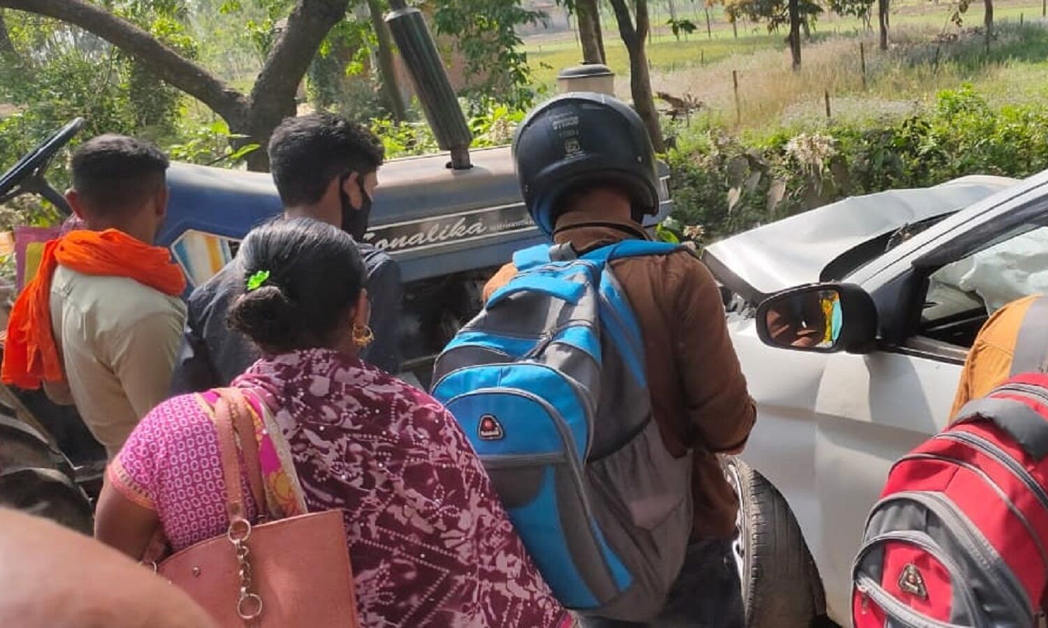 Pilibhit News : मां पूर्णागिरी से दर्शन कर लौट रहे श्रद्धालुओं की कार की ट्रैक्टर से भिड़ंत, 4 घायल