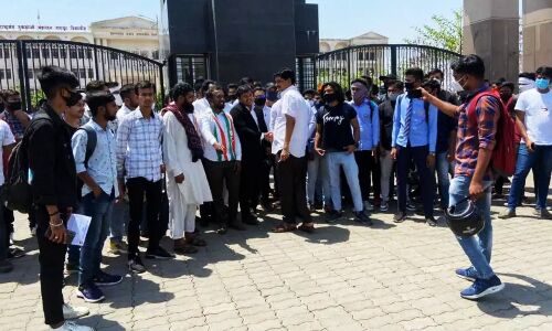 Delhi University में ऑनलाइन परीक्षा की मांग, आर्ट्स फैकल्टी में विरोध प्रदर्शन जारी