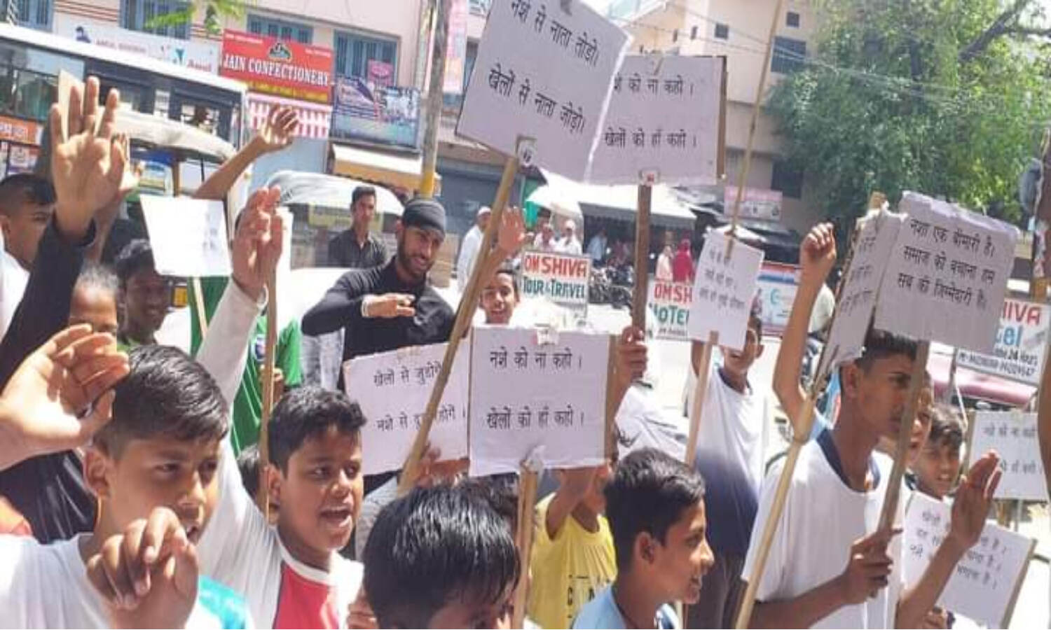 Ramnagar News : नशे के खिलाफ रामनगर की सड़कों पर एकजुट हुए देशभर के खिलाड़ी, यजदानी एकेडमी की बड़ी पहल