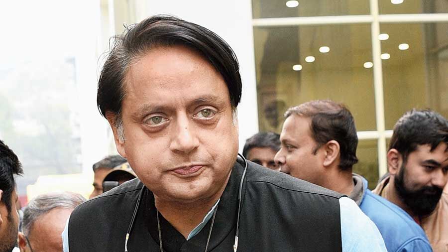 Shashi Tharoor News: मुस्लिम कलाकार को मंदिर में प्रस्तुति से रोका, थरूर का सवाल- कहां है वसुधैव कुटुंबकम?