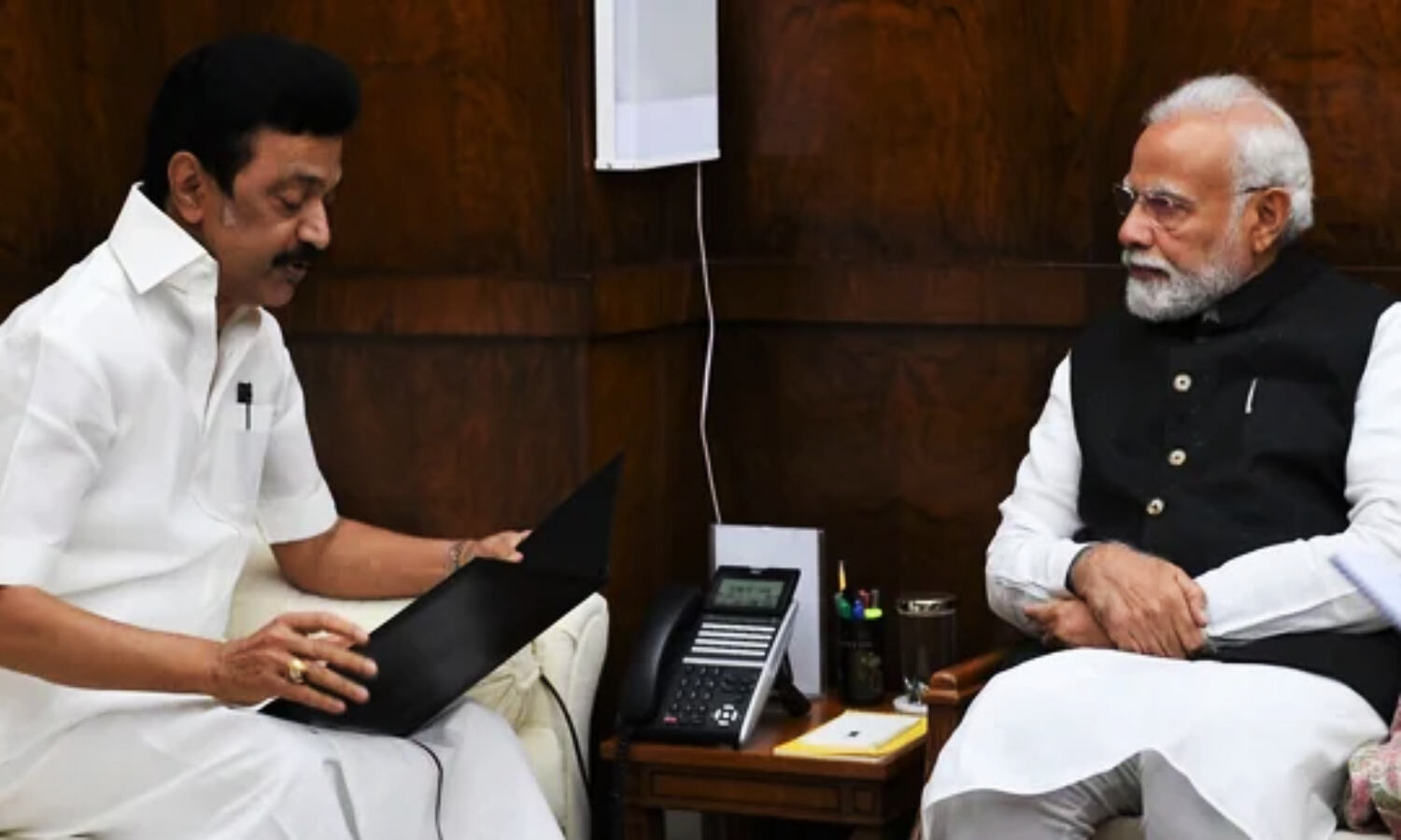 Crisis Hit Sri Lanka : श्रीलंका के आर्थिक संकट पर पीएम मोदी से क्यों मिले तमिलनाडु CM, पड़ोसी देश में 1970 के अकाल से भी बदतर हालात ?