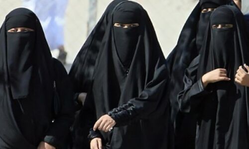 Hjiab Row : हिजाब पहनी लड़कियों को परीक्षा में बैठने की इजाजत देने पर 7 शिक्षक निलंबित, ये है मामला