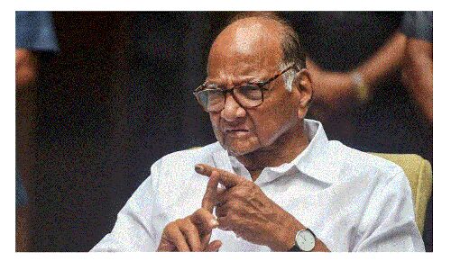 Sharad Pawar News : मुंबई में शरद पवार के घर के बाहर परिवहन विभाग के कर्मियों ने किया हंगामा, पथराव