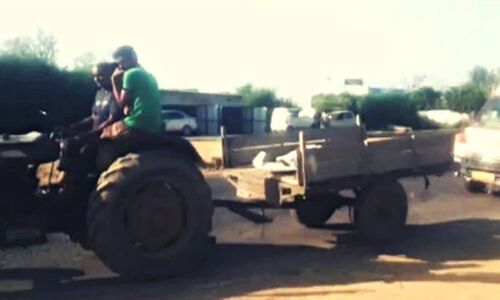 Uttar Pradesh News : एंबुलेंस में तेल खत्म हुआ टैक्टर ने चार किलोमीटर तक खींच पेट्रोल पंप तक पहुंचाया, दर्द से कराहती रही महिला