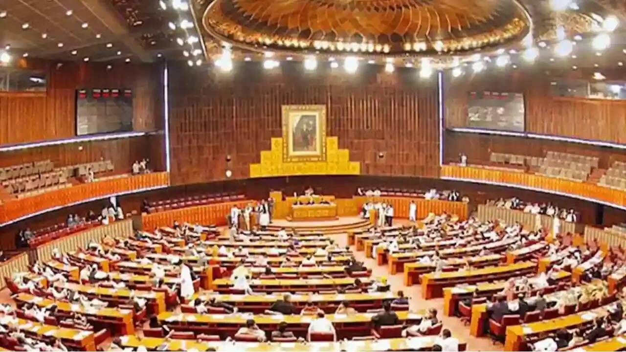 Chaos in Pak Assembly : Pakistan में अब महिलाएं भी पीछे नहीं, पंजाब विधानसभा में एक-दूसरे के साथ की धक्कामुक्की, बाल भी खींचे