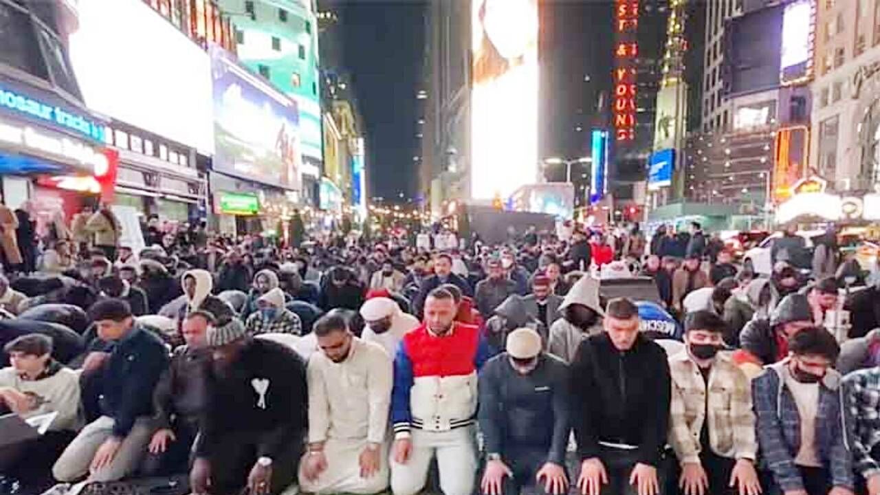 Namaz on Times Square : न्‍यूयॉर्क के टाइम्‍स स्‍क्‍वायर पर पढ़ी गयी नमाज, सोशल मीडिया पर लोग बोले- मजहब के लिए लोगों का रास्ता रोकना जरूरी नहीं