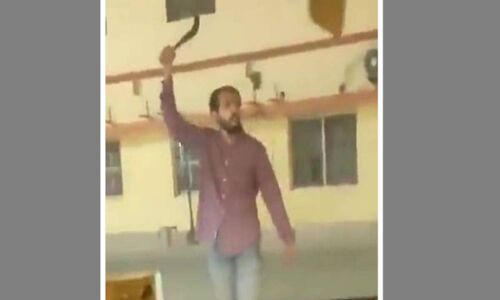 Gorakhpur Temple Attack : गोरखनाथ मंदिर पर हमले के आरोपित मुर्तजा की पुलिस रिमांड 16 अप्रैल तक बढ़ी, पैरवी करने नहीं पहुंचा कोई वकील Gorakhpur Temple Attack : गोरखनाथ मंदिर पर हमले के आरोपित मुर्तजा की पुलिस रिमांड 16 अप्रैल तक बढ़ी, पैरवी करने नहीं पहुंचा कोई वकील