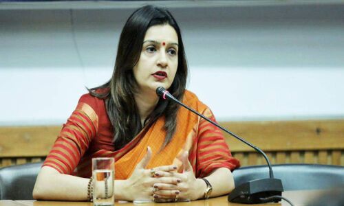 Nursing Council Syllabus Issue : दहेज का फायदा- बदसूरत लड़कियों की भी हो जाती है शादी, नर्सिंग स्टूडेंट्स की सिलेबस पर मचा बवाल