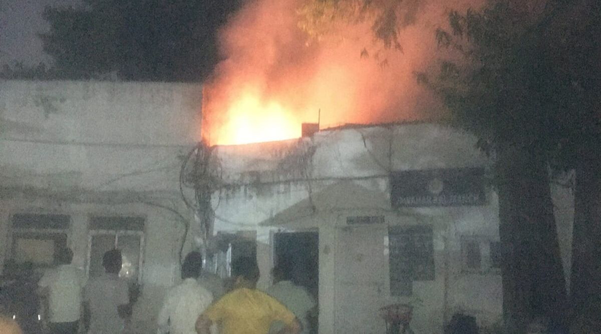 Congress Headquarter Fire: दिल्ली के अकबर रोड स्थित कांग्रेस मुख्यालय में लगी आग, जानिए क्या है वजह Congress Headquarter Fire: दिल्ली के अकबर रोड स्थित कांग्रेस मुख्यालय में लगी आग, जानिए क्या है वजह