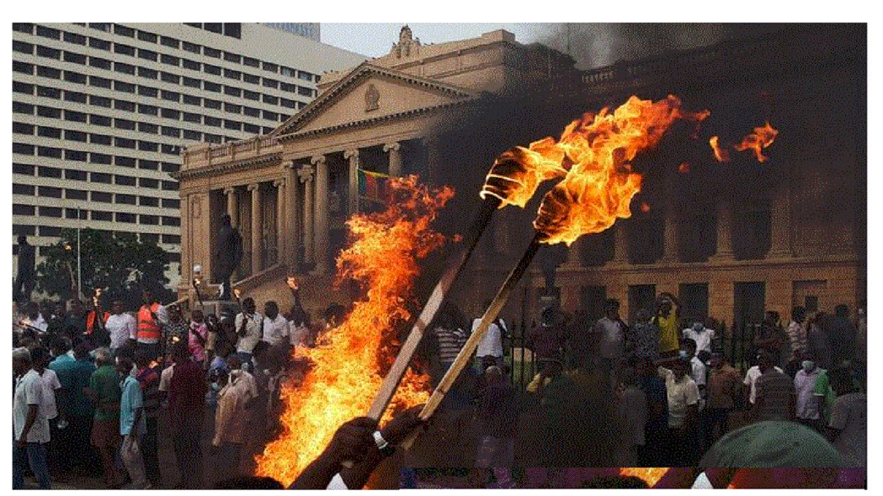 Sri Lanka Crisis : जन असंतोष के सामने झुके राष्ट्रपति गोटवाया राजपक्षे, आपातकाल हटाने का किया ऐलान