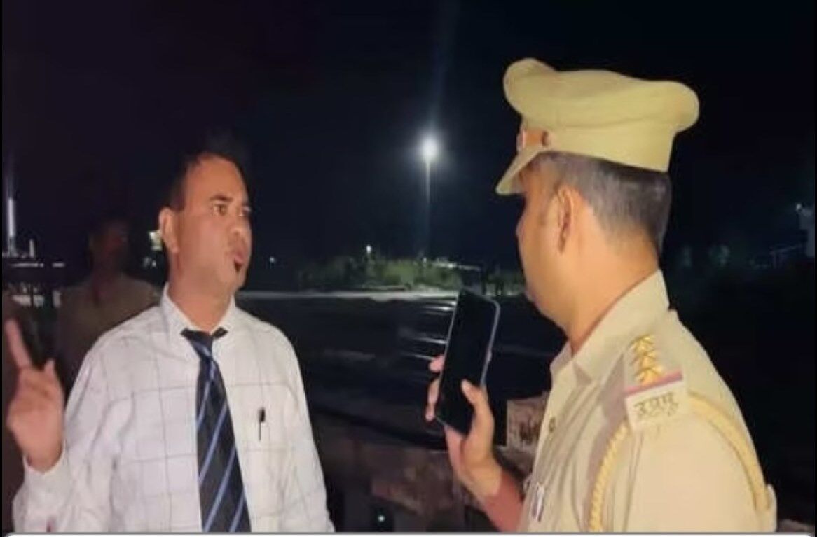 Kafeel Khan News: पुलिस के निशाने पर डा. कफील, छह किलोमीटर में छह बार वाहनों की जांच में रूपये की जगह मिली मिठाइयां
