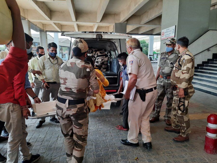 Delhi News: आनंद विहार मेट्रो स्टेशन पर प्रेग्नेंट महिला ने बच्चे को  दिया जन्म, CISF की महिलाकर्मी मदद के लिए आगे आईं