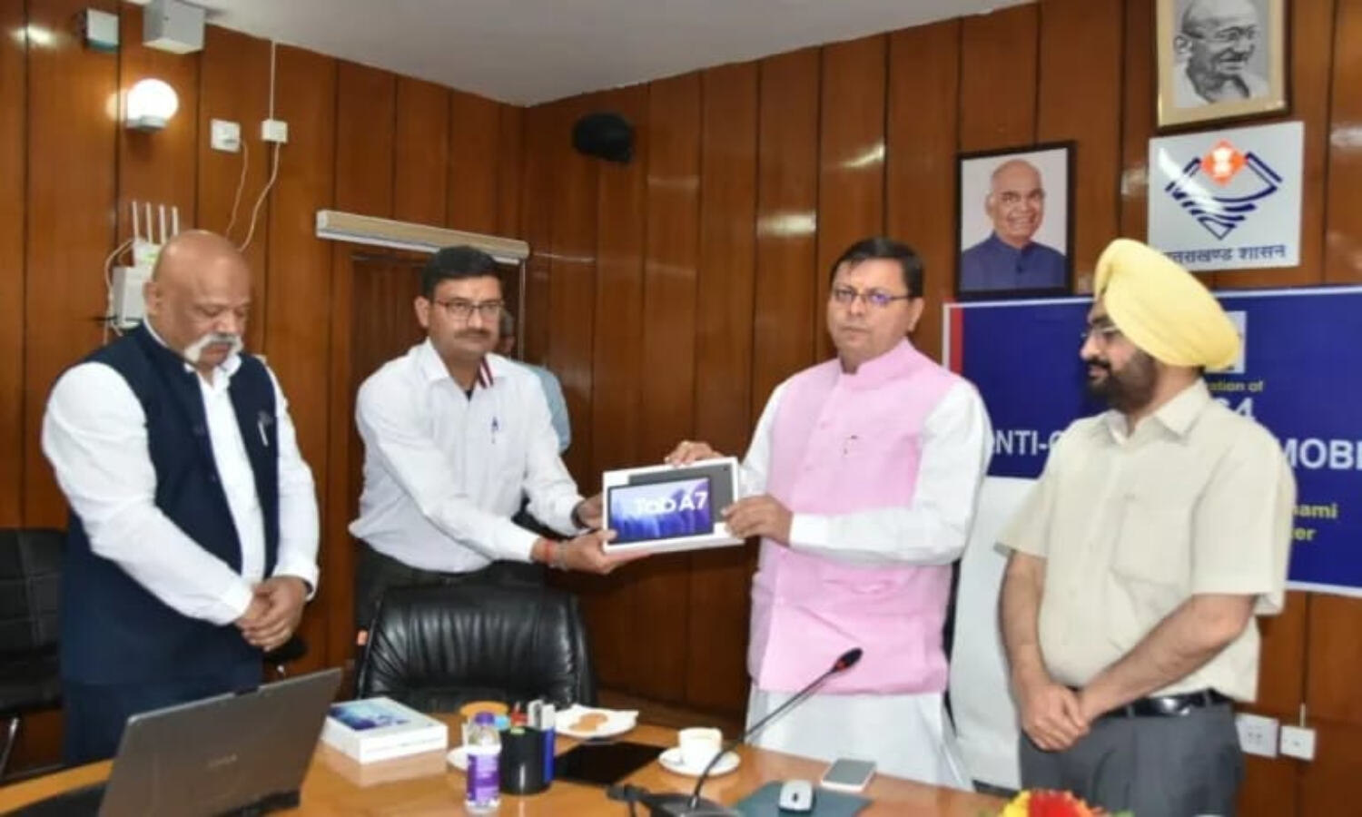 Dehradun News : इधर मुख्यमंत्री कर रहे थे भ्रष्टाचार पर प्रहार, उधर कानूनगो ले रहा था रिश्वत के 15 हजार