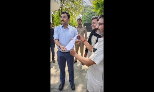 Rudrapur News: गैरकानूनी तालाबंदी और वेतन कटौती के खिलाफ इंटरआर्क के कर्मचारी पहुंचे डीएम कोर्ट