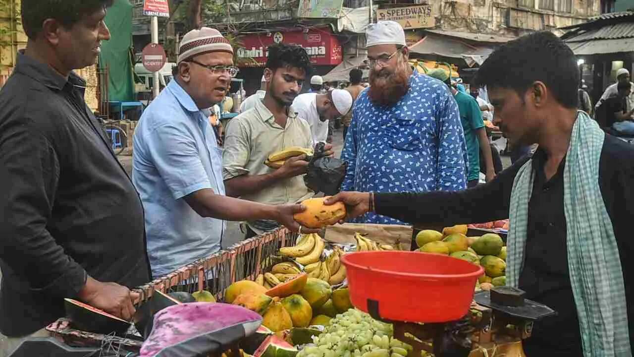 Bengaluru Fruit Vendors News : किसी समुदाय को निशाने पर लेना संज्ञेय अपराध, पर पुलिस केस दर्ज करने में ही आनाकानी कर रही