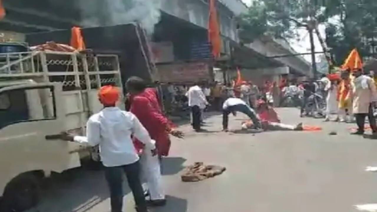 Chhindwara News : मध्य प्रदेश के छिंदवाड़ा में रामनवमी जुलूस के दौरान हाईटेंशन तार की चपेट में आयी डीजे गाड़ी, कांग्रेस के छह नेता झुलसे