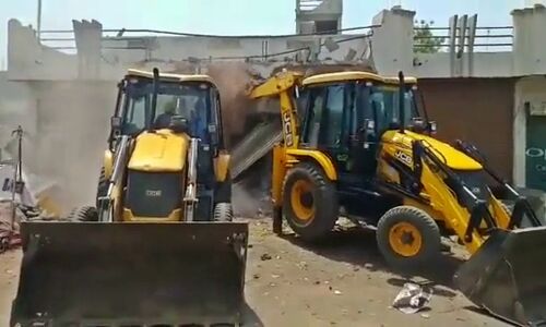 Jahangirpuri Bulldozer News: यूपी और एमपी के बाद दिल्ली में बुलडोजर का कहर