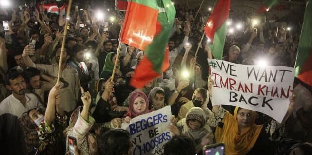 Pakistan Latest News: लाहौर,कराची की सड़कों पर लगे चौकीदार चोर है के नारे
