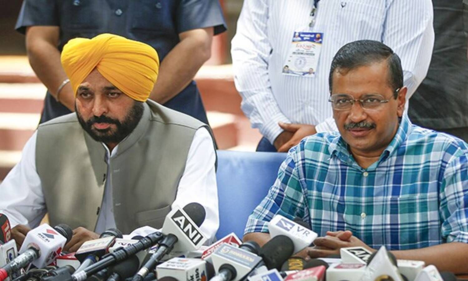 Kejriwal Meeting Issue : भगवंत मान की गैरमौजूदगी में केजरीवाल ने ली पंजाब के अफसरों की मीटिंग, विपक्ष खौला?