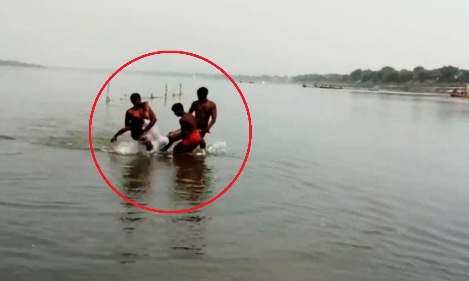 Mirzapur News : नवरात्रि पर गंगा स्नान के दौरान डूबे 7 युवक, अपनी जान पर खेलकर नाविकों ने बचाई छह की जिंदगी, एक की मौत