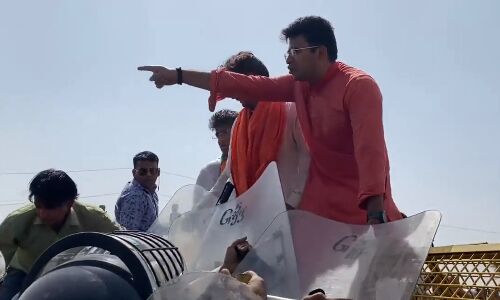 Karauli Violence : भाजपा नेता सतीश पूनिया और तेजस्वी सूर्या समेत कई को पुलिस ने हिरासत में लिया, गहलोत ने भाजपा की करौली न्याय यात्रा रोकी