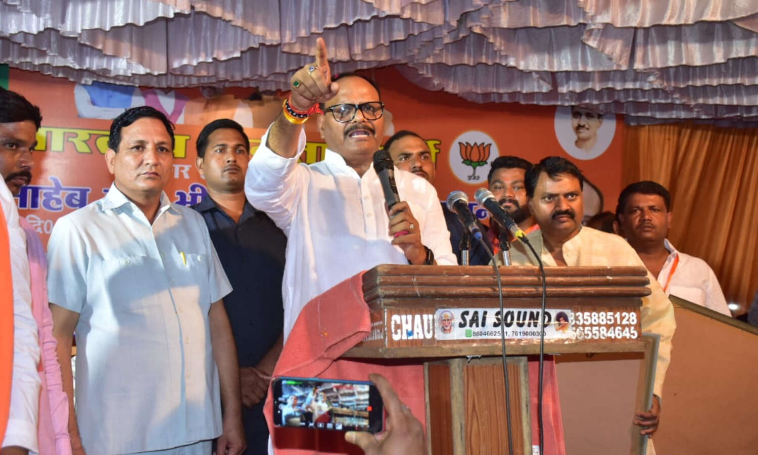 Brajesh Pathak : लाउडस्पीकर से अल्लाहू अकबर सुनते ही यूपी के डिप्टी सीएम ने रोका अपना भाषण, लोग कर रहे ऐसे-ऐसे कमेंट्स