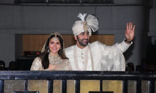 Alia Ranbir Wedding: रणबीर कपूर और आलिया भट्ट बने पति-पत्नी, कपूर खानदान ने धूमधाम से किया नई बहू का स्वागत