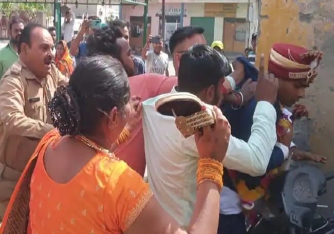 Uttarakhand News: तीसरी शादी करने मंडप में बैठा था दूल्हा, दूसरी पत्नी ने चप्पलों से पीटकर निकाल दिया जुलूस Uttarakhand News: तीसरी शादी करने मंडप में बैठा था दूल्हा, दूसरी पत्नी ने चप्पलों से पीटकर निकाल दिया जुलूस