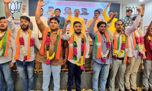 Delhi News : CM केजरीवाल के आवास के बाहर तोड़फोड़ करने वाले कार्यकर्ताओं का सम्मान, भड़की AAP बोली - भाजपा गुंडों की पार्टी