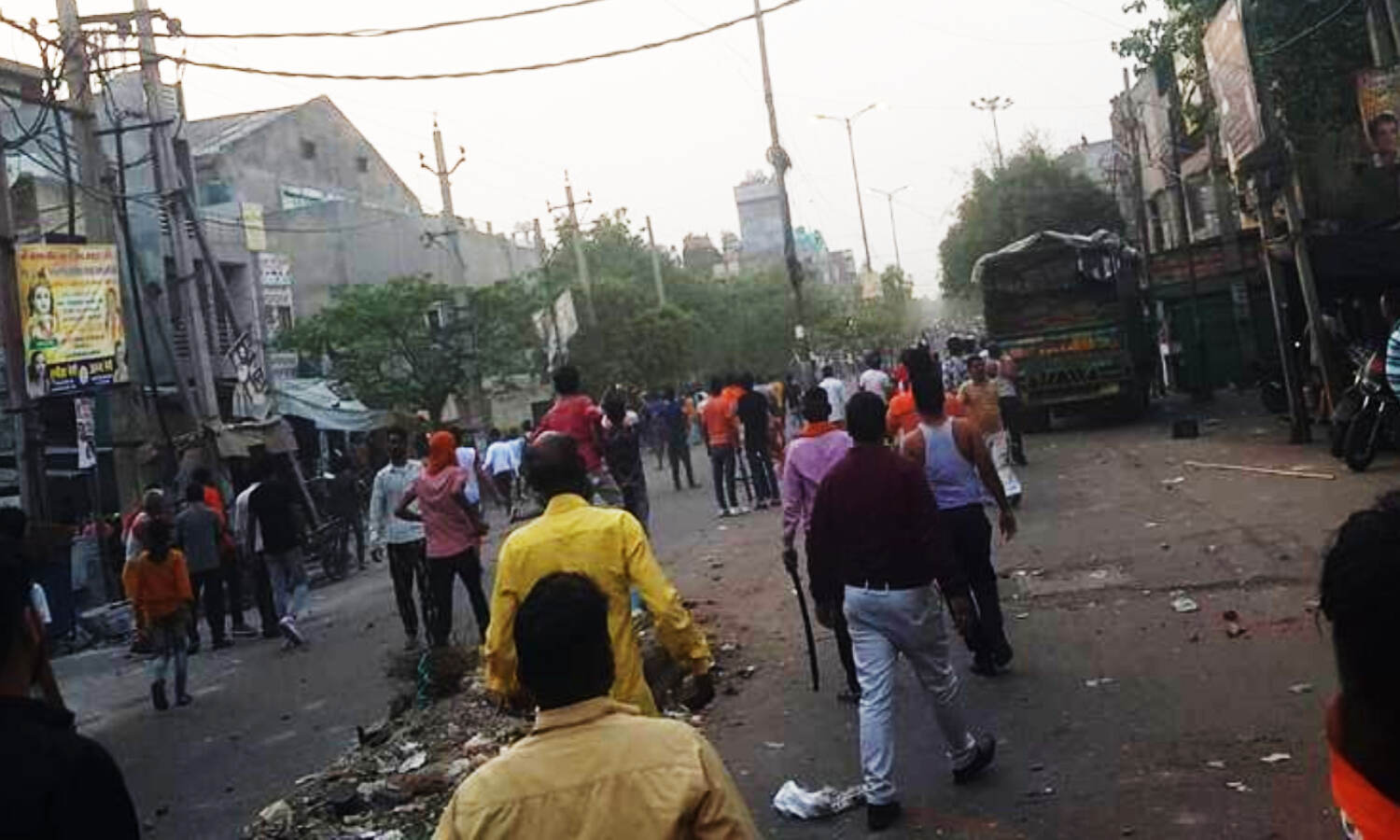 Delhi Crime News : दिल्ली के जहांगीरपुरी इलाके में बड़ा बवाल, शोभायात्रा के दौरान पथराव और आगजनी में कई पुलिसकर्मी घायल