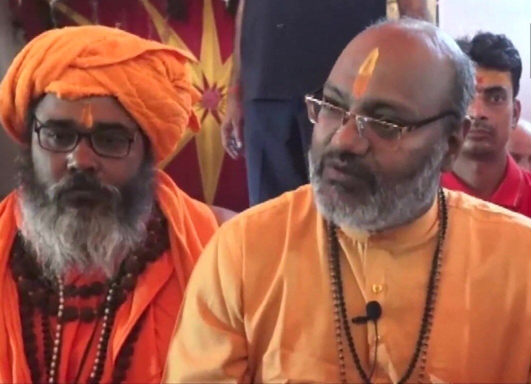 Yati Satyadevanand Saraswati : अब यति सत्यदेवानंद ने धर्म संसद में उगला ज़हर, मुसलमानों को ले कर कह दी ये बात